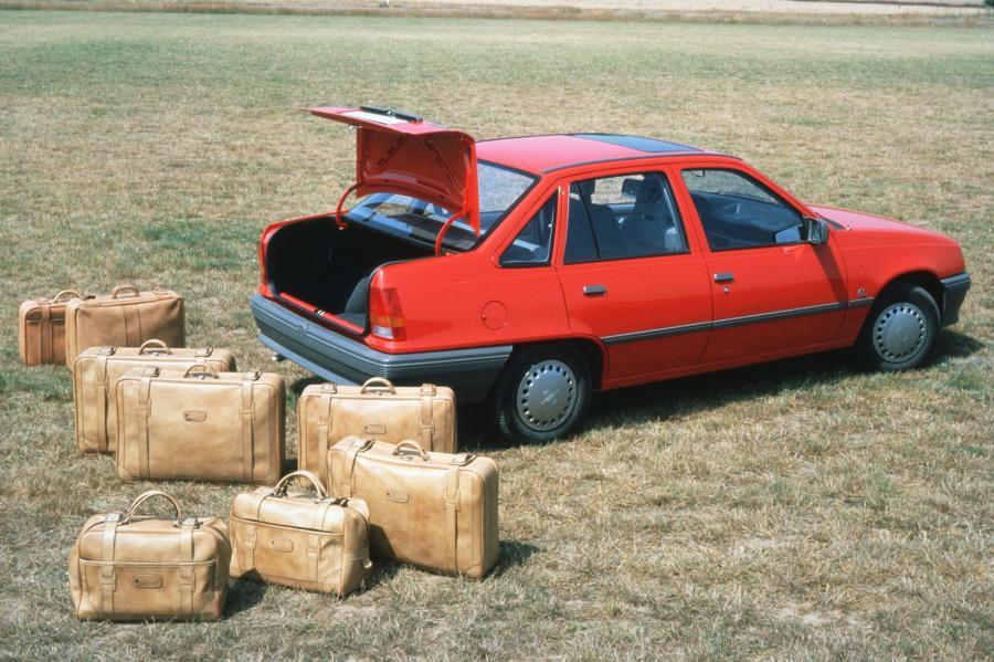  Opel Kadett GL Sedan (E) 1985 года  (фото 15 из 27)